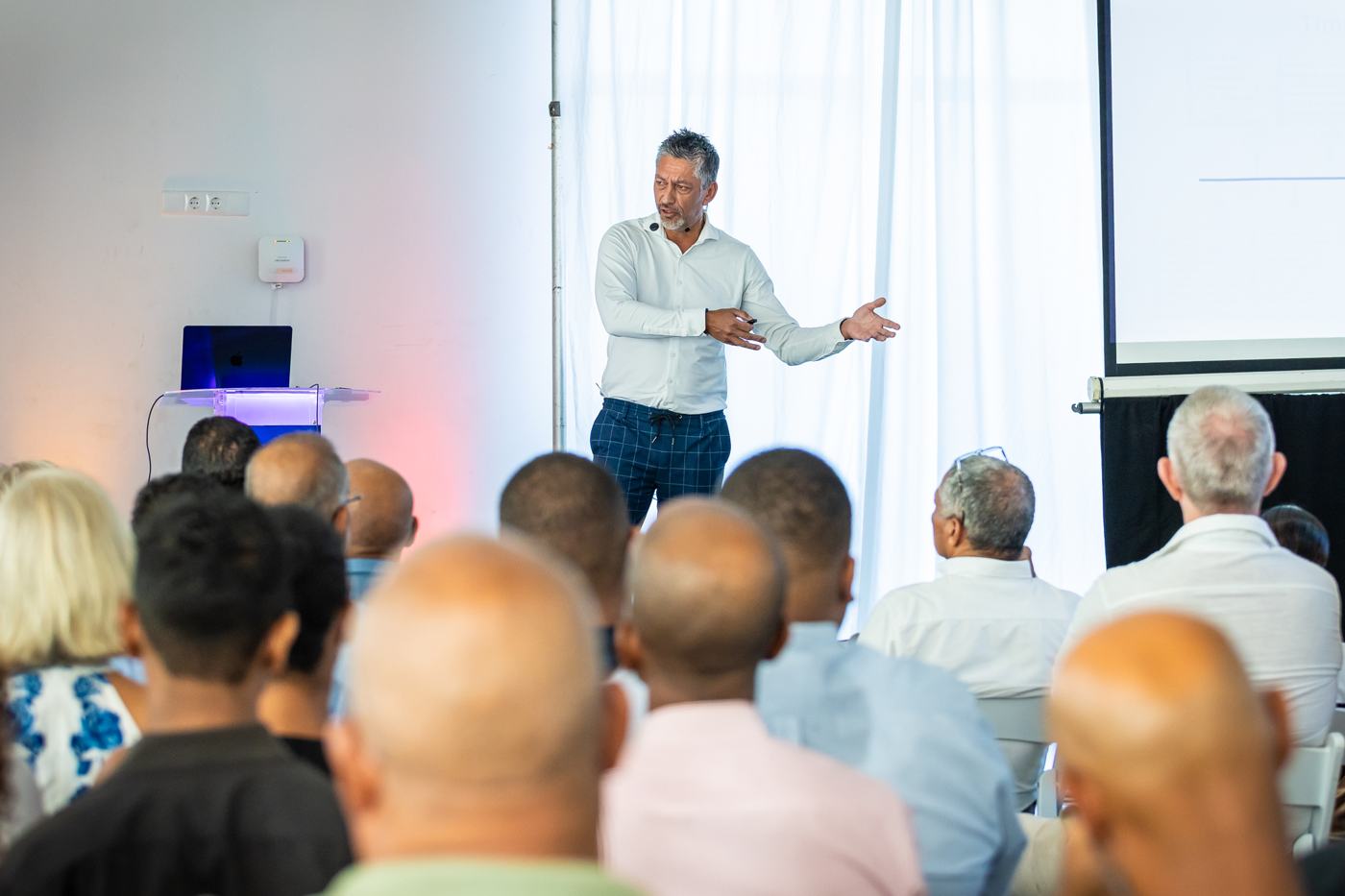 Speaker presenting to a full room at the Curaçao Quantum Safe Event